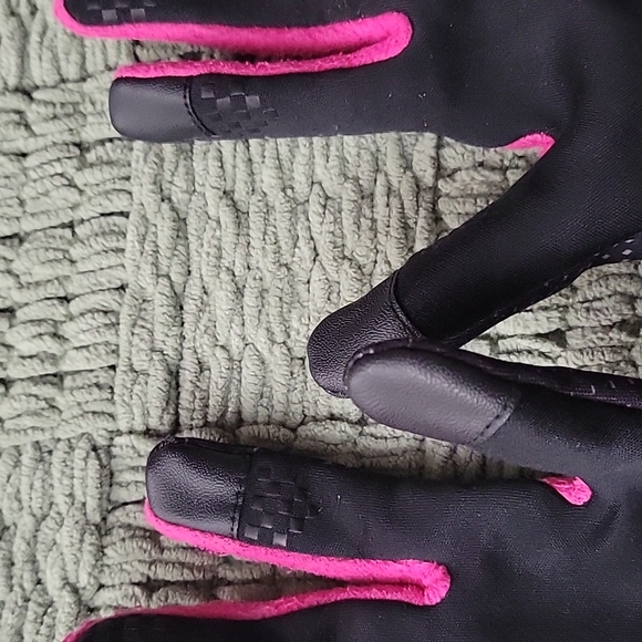 Child size NIKE athletic gloves - Picture 7 of 7